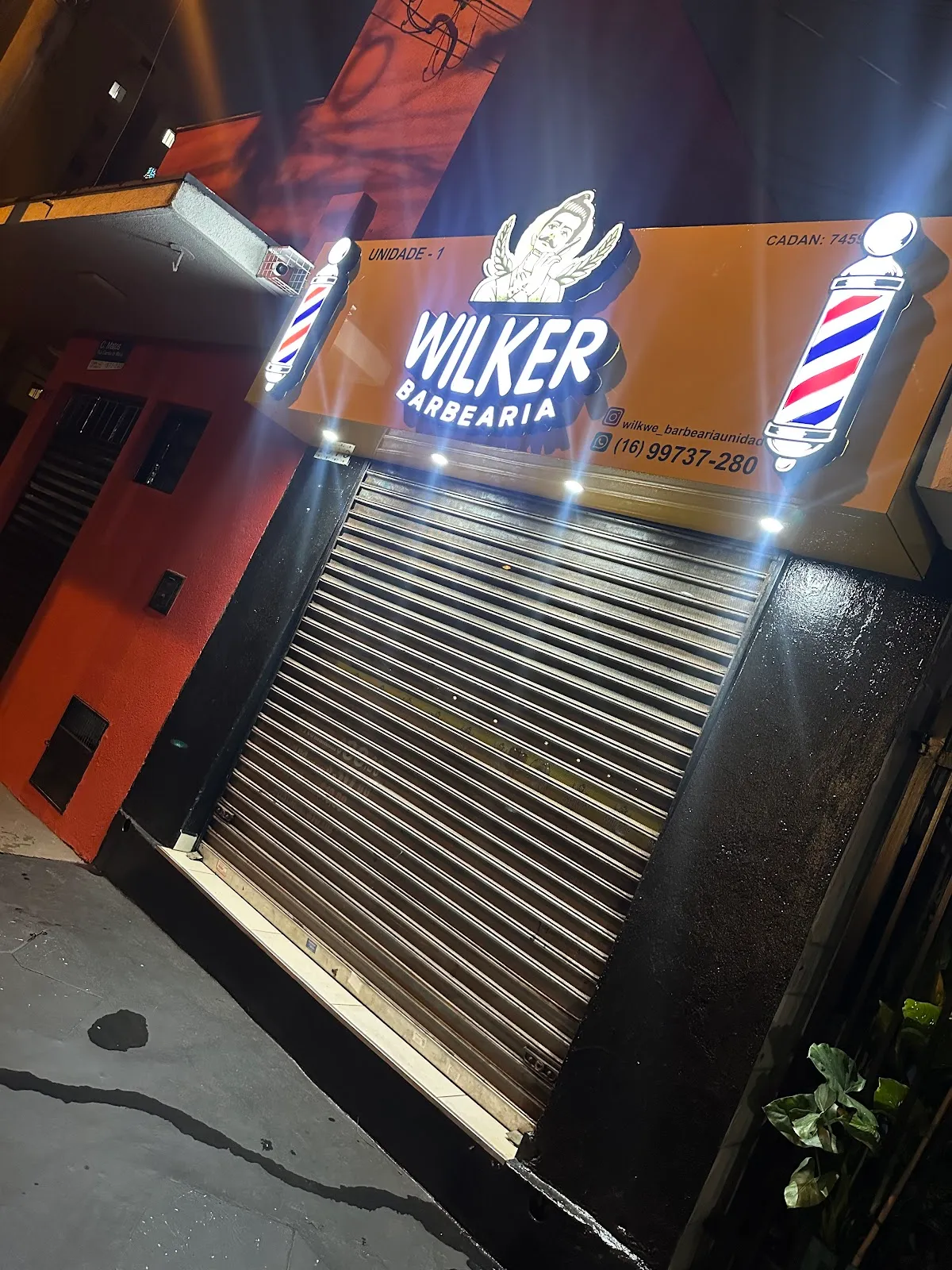 Acabamento de barba na navalha na Wilker Barbearia